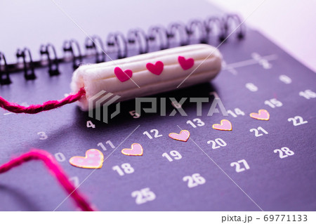 タンポンとカレンダー　生理周期のイメージ素材 69771133