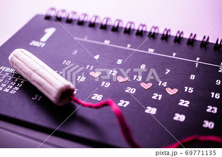 タンポンとカレンダー 生理周期のイメージ素材 タンポンとカレンダー 生理周期のイメージ素材 69771135