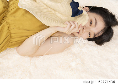 麦わら帽子と女性 69771436