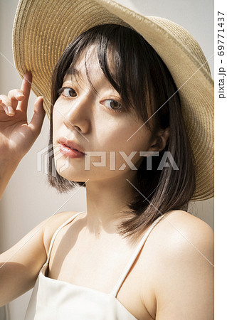 麦わら帽子の女性 69771437