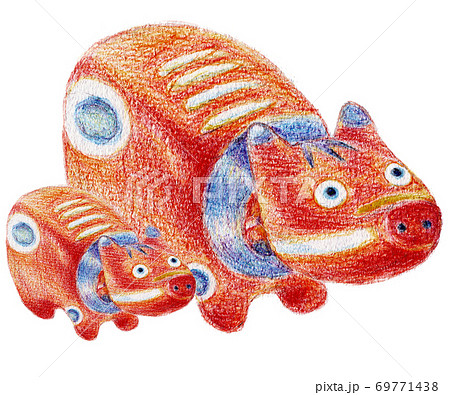色鉛筆で手描きしたかわいい「赤べこ」親子　日本の福島県民芸品　年賀状に最適　右向き横並　牛のイラスト 69771438