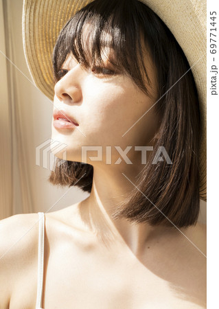 麦わら帽子の女性 麦わら帽子の女性 69771445