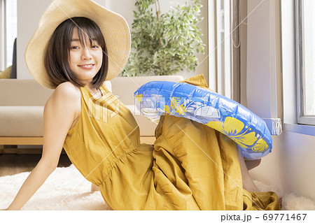 浮き輪と女性 69771467
