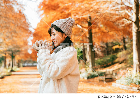 冬の公園にたたずむ女の子 69771747