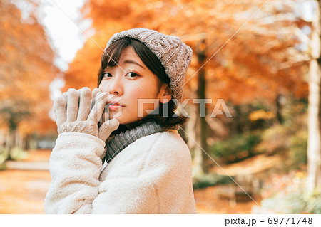 冬の公園にたたずむ女の子 69771748