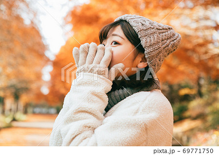 冬の公園にたたずむ女の子 69771750