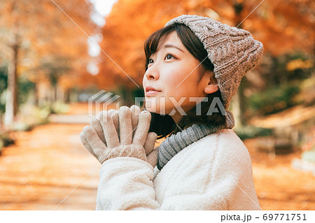 冬の公園にたたずむ女の子 69771751