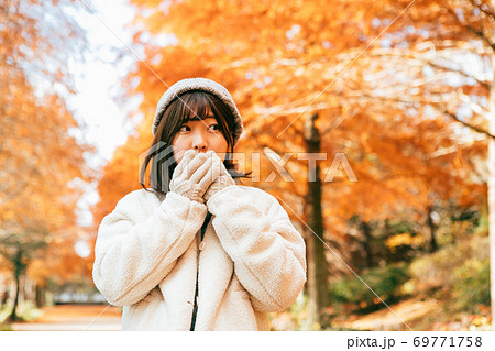 冬の公園にたたずむ女の子 冬の公園にたたずむ女の子 69771758