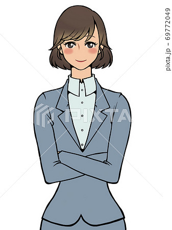 腕組みをして微笑んでいるスーツの女性 69772049
