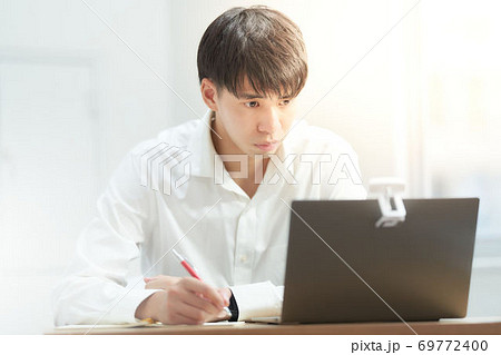 オンライン授業を受けている男子学生 69772400