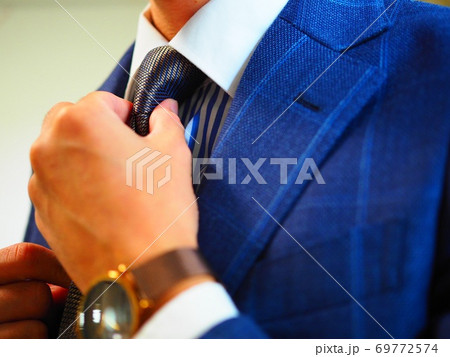 ネクタイを締める男性　ビジネスマン　社会人　新入社員　上司　嗜み 69772574