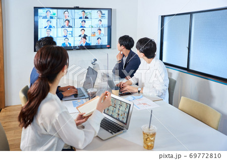 アクリルパーテーションのある会議室でオンライン会議 ビデオ会議 リモートワーク テレワーク アクリルパーテーションのある会議室でオンライン会議 ビデオ会議 リモートワーク テレワーク 69772810