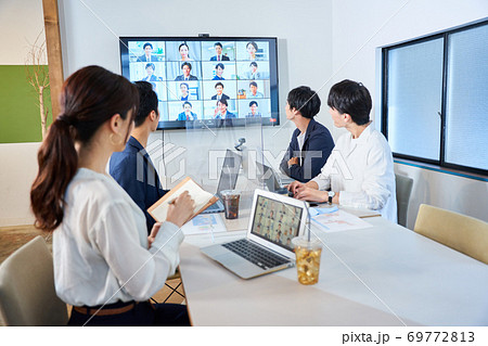 アクリルパーテーションのある会議室でオンライン会議　ビデオ会議　リモートワーク　テレワーク 69772813