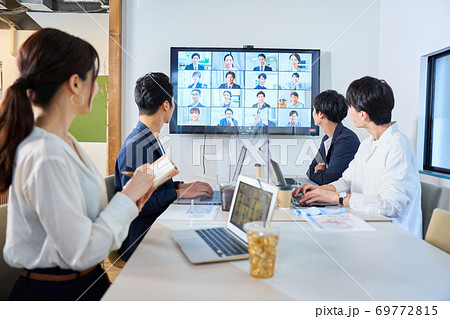 アクリルパーテーションのある会議室でオンライン会議　ビデオ会議　リモートワーク　テレワーク 69772815