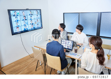 アクリルパーテーションのある会議室でオンライン会議　ビデオ会議　リモートワーク　テレワーク 69772817