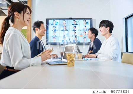 アクリルパーテーションのある会議室でオンライン会議 ビデオ会議 リモートワーク テレワーク アクリルパーテーションのある会議室でオンライン会議 ビデオ会議 リモートワーク テレワーク 69772832