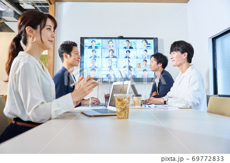 アクリルパーテーションのある会議室でオンライン会議　ビデオ会議　リモートワーク　テレワーク 69772833