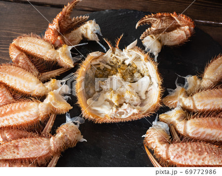 日本の毛蟹。茹でたカニを剥いてる様子のクローズアップ。 69772986