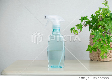 コロナウィルス予防のための消毒液、台の上に置かれている 69772999