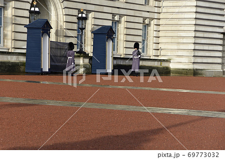 バッキンガム宮殿の衛兵 69773032