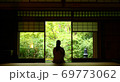 縁側で眺める緑 69773062