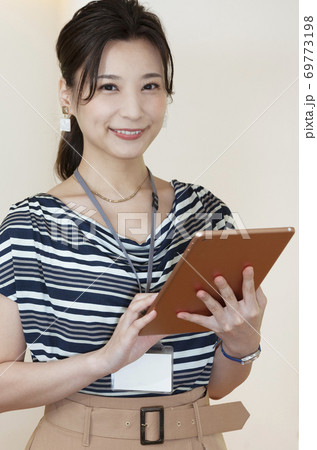 タブレットPCを持つビジネスウーマン タブレットPCを持つビジネスウーマン 69773198