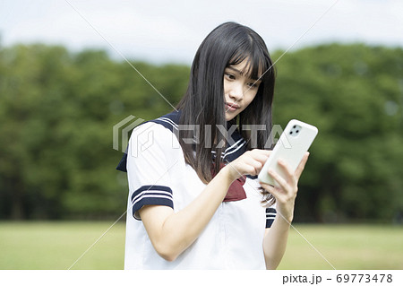 スマホを操作する女子高生 スマホを操作する女子高生 69773478