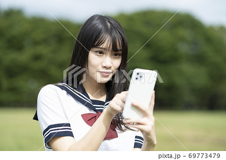 スマホを操作する女子高生 スマホを操作する女子高生 69773479