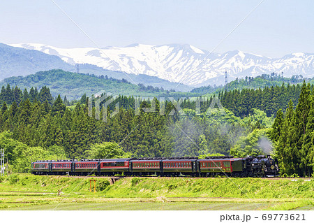 磐越西線を走るSL C61ばんえつ物語　福島県西会津町 69773621