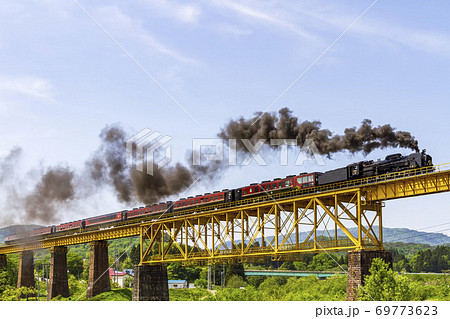 一ノ戸川橋梁を渡るSL C61ばんえつ物語　福島県喜多方市 69773623