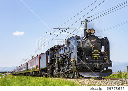 磐越西線を走るSL C61ばんえつ物語　福島県喜多方市 69773625