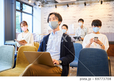 イベント　発表会　セミナー　ソーシャルディスタンス　感染対策　勉強会　会議　ミーティング　間隔　 69773708