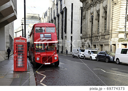 ロンドンの赤い二階建てバスと電話boxの写真素材 69774373 Pixta