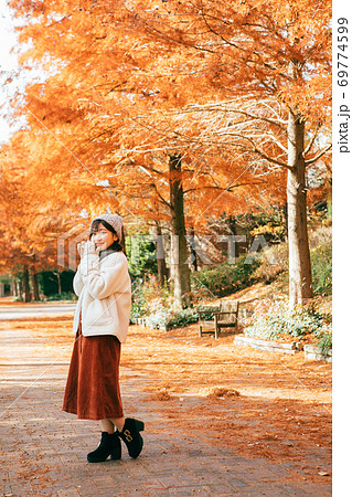 冬の公園にたたずむ女の子 冬の公園にたたずむ女の子 69774599