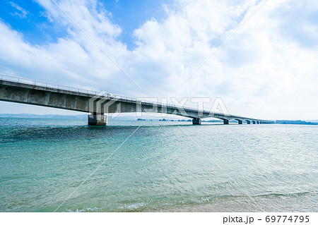 沖縄県　古宇利島とつながる古宇利大橋 69774795