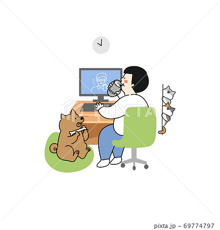 友人とオンライン飲み会する男性 友人とオンライン飲み会する男性 69774797