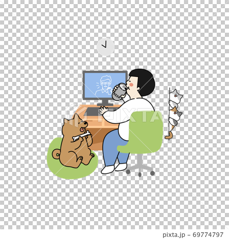 友人とオンライン飲み会する男性 友人とオンライン飲み会する男性 69774797