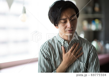 表情豊かなかっこいい男性 69775504