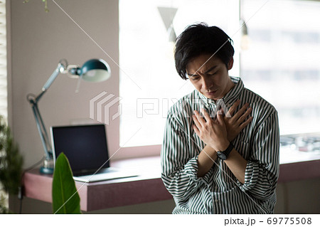 表情豊かなかっこいい男性 69775508