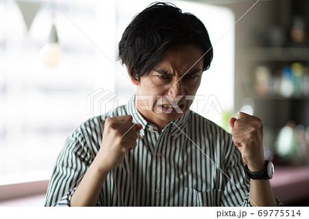 怒るイケメン男性 怒るイケメン男性 69775514