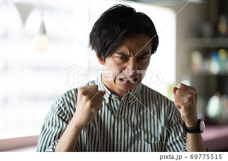 怒るイケメン男性 怒るイケメン男性 69775515