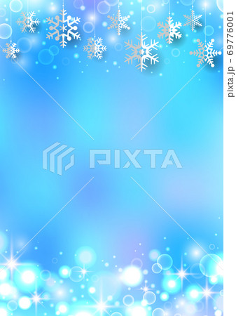 縦 キラキラ 雪の結晶のイルミネーションが美しいクリスマス背景 69776001