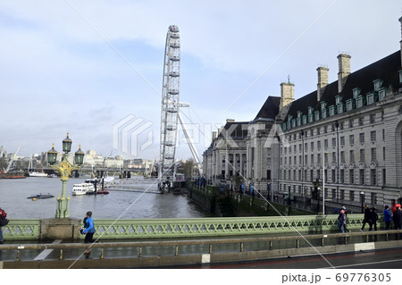 ウェストミンスター橋からのロンドン アイの写真素材
