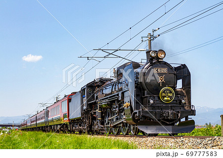 磐越西線を走るSL C61ばんえつ物語　福島県喜多方市 69777583