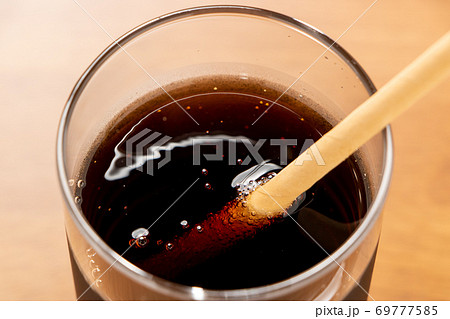 紙製のストローがさされたコーラ。 69777585