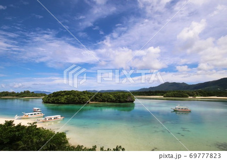 沖縄・石垣島川平湾の青い海 Kabira bay Ishigaki Okinawa Japan 沖縄・石垣島川平湾の青い海 Kabira bay Ishigaki Okinawa Japan 69777823