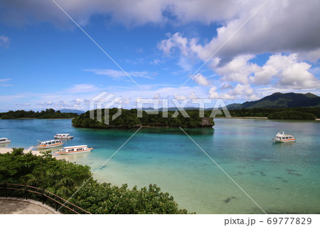 沖縄・石垣島川平湾の青い海 Kabira bay Ishigaki Okinawa Japan 沖縄・石垣島川平湾の青い海 Kabira bay Ishigaki Okinawa Japan 69777829