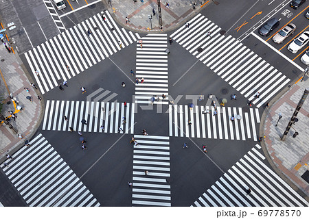 銀座スクランブル交差点の歩行者 69778570
