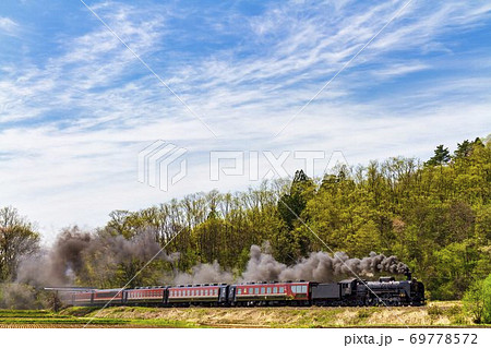 磐越西線を走るSL C61ばんえつ物語　福島県喜多方市 69778572