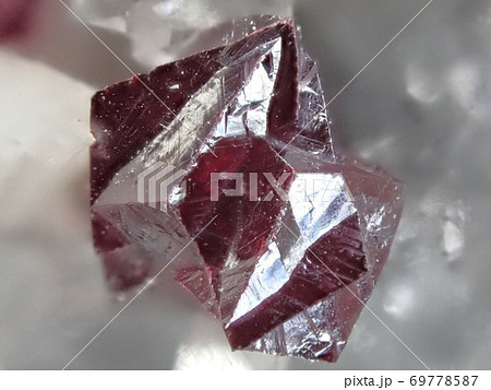 辰砂(シンシャ)の美しい結晶の写真素材 [69778587] - PIXTA